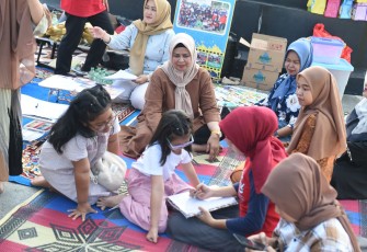 Bunda Literasi Kepri Piknik Bersama Puluhan Anak-anak