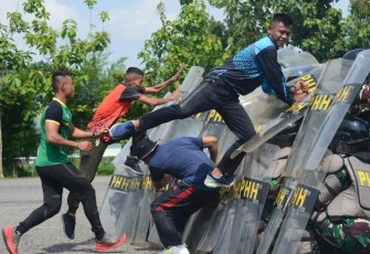 Prajurit Yonarmed 12 Kostrad Latihan PHH