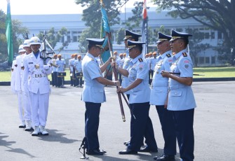 Komandan Komando Pemeliharaan Materiel TNI AU Marsekal Muda TNI Oki Yanuar, S.T., melantik Dandepohar 20, Dandepohar 90 Koharmatau yang baru, berdasarkan Skep Kasau Nomor Kep/1-PKS/I/2024, Makoharmatau, Bandung, Kamis (22/02/2024)