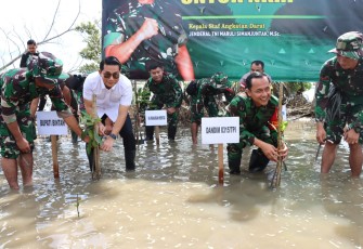 Dandim 0315/Tanjungpinang Letkol Inf Eka Ganta Chandra, S.I.P,. M.I.P selaku Dansatgas TMMD ke -119 Tahun 2024 bersama FKPD Bintan dan Satgas TMMD melakukan penanaman 1.500 bibit pohon mangrove di pesisir pantai Kampung Raja, Desa Busung, Kecamatan Seri Kuala Lobam Kabupaten Bintan, Rabu (21/2/2024)