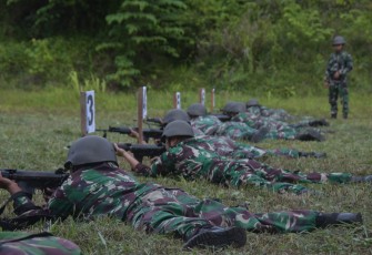 Prajurit Yonmarhanlan IX Ambon saat latihan Menembak