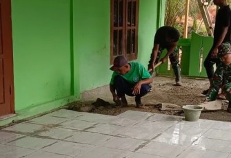 Satgas TMMD Kodim 0428/Mukomuko saat memasang keramik masjid