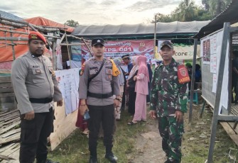  Babinsa Kodim 1002/HST dan Bhabinkamtibmas Polres HST  melaksanakan  pengamanan di Tempat Pemungutan Suara (TPS) Pemilu 2024 di seluruh wilayah Hulu Sungai Tengah, Rabu (14/02/2024)