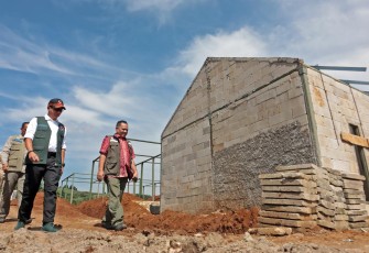 Kepala Badan Nasional Penanggulangan Bencana (BNPB) Letjen TNI Suharyanto S.Sos., M.M., bersama Deputi Bidang Rehabilitasi dan Rekonstruksi BNPB Jarwansyah meninjau proses pembangunan Rumah Tahan Gempabumi (Rhodas) yang berlokasi di Desa Pamoyanan, Kecamatan Bogor Selatan, Kota Bogor, Jawa Barat, Jumat (23/2)