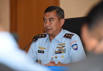 Dankoharmatau Marsekal Muda TNI Oki Yanuar, S.T., saat menerima paparan Sasaran Program Kerja dan Anggaran TA 2024 dari para Komandan  Depohar yang berlangsung di ruang rapat Basjir Soerya Makoharmatau, Bandung, Jawa Barat (17/01/2024).