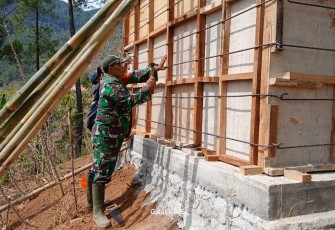 Babinsa Kodim Ponorogo Bantu Pengecoran Bak Penampungan Air 