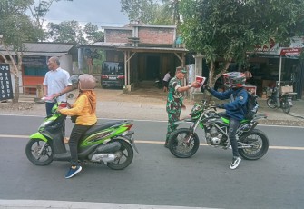 Posramil 0806/Suruh dan Forkopimcam Semarakkan HUT RI ke-79 dengan Pembagian Bendera Merah Putih