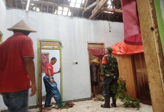 Babinsa Pringapus Bersinergi dengan TRC BPDB dan Warga Gotong Royong Atasi Pohon Tumbang