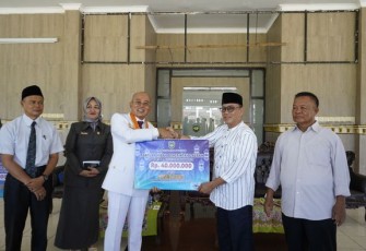 Bupati Gusnan Mulyadi Salurkan Bantuan Hibah Untuk Masjid 