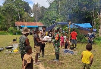 Babinsa Koramil 1710-05/Jila Melayat Warga Binaan yang Meninggal Dunia