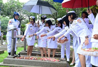 Korps Wanita TNI AL saat Gelar Ziarah Jelang HUT Ke-61 di Kalibata