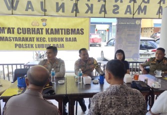 Kapolsek Lubuk Baja Kompol Yudi Arvian, SIK tanggapi dan tindak lanjuti curhat tokoh masyarakat Kec. Sekupang dengan mendengarkan langsung curhat masyarakat Kec. Sekupang bertempat di Warung Sate Pak Kumis Siang Malam, Kelurahan Lubuk Baja Kota, Kecamatan Lubuk Baja, Kota, Jumat (8/3/2024)