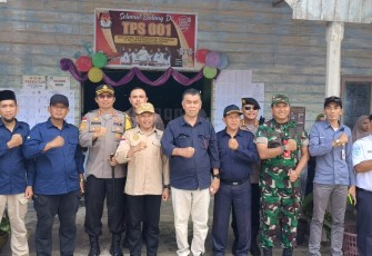 Bupati Natuna Wan Siswandi didampingi Sekretaris Daerah (Sekda) Natuna, Boy Wijanarko Varianto bersama Forkopimda Natuna meninjau langsung beberapa titik Tempat Pemungutan Suara (TPS) yang berada di wilayah natuna yang sudah masuk ke dalam anggenda untuk memastikan Pemilihan Umum (Pemilu) di tahun 2024 dapat berjalan dengan baik, aman dan kondusif, Rabu (14/02/2024)