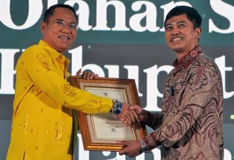 Wamenkes Prof Dante Saksono Harbuwono saat menerima cenderamata di Jakarta, Senin (9/12)