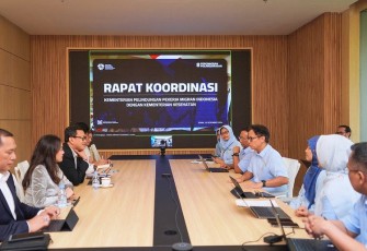 Menkes Budi Gunadi Sadikin bersama Menteri P2MI Abdul Kadir Karding saat rakor penyelarasan regulasi dan pendidikan untuk pemenuhan tenaga kerja kesehatan di pasar global, Senin (23/12) 