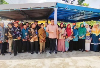 Bupati Bintan Roby Kurniawan foto bersama Masyarakat Desa Ekang 