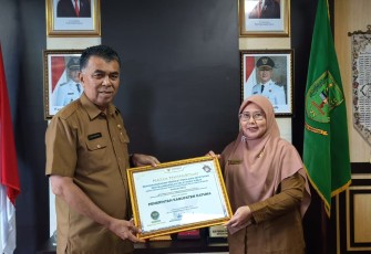 Bupati Natuna, Wan Siswandi kembali dapatkan penghargaan dari Ombudsman. Penghargaan dari Ombudsman diterima dan diserahkan kepada Bupati Natuna melalui Kabag Ortal Sekda Natuna, Sari Ekawati. Bertempat di ruang kerja Bupati Natuna Lantai ll. Jl. Batu Sisir Desa Sungai Ulu Kecamatan Bunguran Timur Kabupaten Natuna, Selasa (13/02/2024)