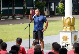 Kepala Staf Kostrad (Kaskostrad) Mayjen TNI Farid Makruf, M.A.,  memberikan pengarahan kepada seluruh Prajurit dan Pegawai Negeri Sipil Markas Kostrad, usai melaksakan olah raga di lapangan Markas Kostrad, Gambir, Jakarta Pusat, Kamis (18/1/2024)