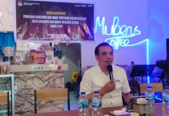 Ketua KPU Kota Bitung Deslie D Sumampouw, S.E saat memberikan keterangan dalam kegiatan media gathering bersama awak media