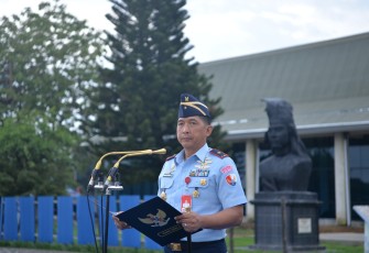 Danlanud Sultan Hasanuddin Marsma TNI Bonang Bayuaji G, S.E., M.M., CHRMP., memimpin upacara mingguan bertempat di Apron Galaktika, Lanud Sultan Hasanuddin, Makassar, Senin (11/11/2024)