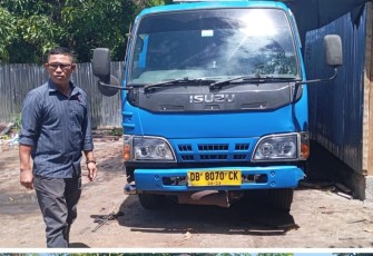 Personel Unit Tipiter Polres Bitung saat melakukan pemeriksaan