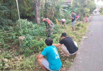 Babinsa Desa Kranggan Bersama Warga Melaksanakan Kerja Bakti Bersihkan Lingkungan