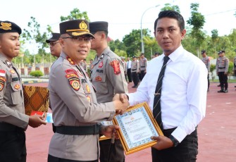 Kapolres Bintan Berikan Penghargaan Kepada 4 Personil Berprestasi