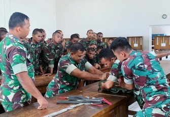 Pelaksanaan lipat parasut para siswa komando.