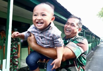 Kasad saat menggedong seorang anak di Ternate, Maluku Utara, Selasa (6/2/2024).