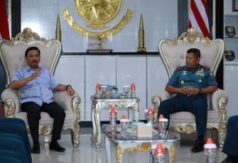 Katapop Kab Sorong Papua Barat Daya, Panglima Komando Armada (Pangkoarmada) III, Laksamana Muda TNI Hersan, S.H., M.Si., M.Tr.Opsla, menerima kunjungan kehormatan / Courtesy Call (CC) Ketua Umum Persatuan Purnawirawan Angkatan Laut (PPAL) Laksamana TNI (Purn) Siwi Sukma Adji, adapun kunjungan tersebut dilaksanakan  dalam rangka memperkuat tali silaturahmi yang sudah terjaga sebelumnya, Rabu (31/01/24)