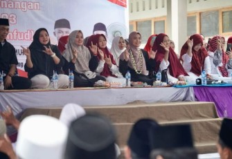 Istri capres nomor urut 3 Ganjar Pranowo, Siti Atikoh Supriyanti, saat bersilahturahmi ke pondok pesantren Gubug Al Munir, Lumajang, Jawa Timur pada Kamis (25/1/2024).