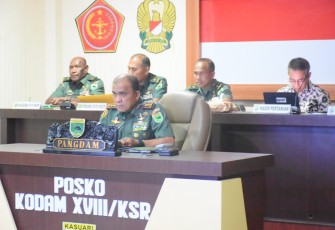  Pangdam XVIII/Kasuari, Mayjen TNI Ilyas Alamsyah, S.E., M.Tr.(Han)., CGCAE., didampingi Kasdam, Brigjen TNI Yusuf Ragainaga dan para Asisten Kasdam, mengikuti rapat secara virtual di ruang Posko Makodam, Trikora, Arfai 1, Manokwari, Papua Barat, pada Kamis (14/3/2024)