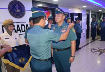 Kadisadal, Laksamana Pertama TNI Widiyantoro, S.E., saat memimpin upacara pembubaran Satuan Tugas Dalam Negeri Proyek Pengadaan (Satgas DN Yekda) Kapal PC 60 Multi Years TA. 2021, 2022, 2023 buatan dalam negeri PT. Palindo Marine Shipyard di Gedung B4 lantai 6 Disadal, Mabesal, Cilangkap Jakarta Timur, Kamis (01/02).