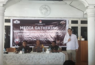 Ketua KPU, Deslie D. Sumampouw, S.E saat membuka kegiatan media gathering KPU