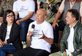 MenkopUKM Teten Masduki usai acara Kampanye Kota Masa Depan: Berani Digital yang diselenggarakan Grab Indonesia di kawasan Situ Bagendit, Kabupaten Garut, Jawa Barat, Sabtu (17/2).