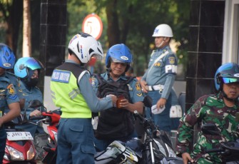 Detaseman Polisi Militer Pangkalan Udara TNl AL (Denpom Lanudal) Juanda menggelar Operasi Penegakan Ketertiban dan Disiplin (Opsgaktiblin) di gerbang masuk Pangkalan Lanudal Juanda, Sedati, Senin (12/2/2024)