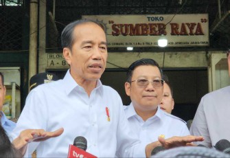 Presiden Joko Widodo saat meninjau PIBC bersama Ketua Bapanas di Cipinang Jakarta Timur, Kamis (15/2)