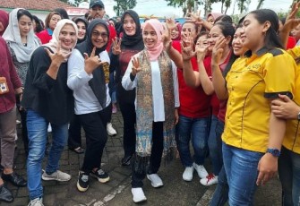 Istri capres nomor urut 3, Ganjar Pranowo, Siti Atikoh Supriyanti saat blusukan ke Pasar Bareng, Jombang, Senin (29/1).