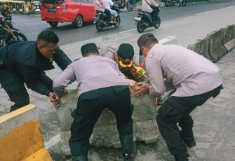 Personel Polsek Cengkareng Berjibaku di Tengah Banjir