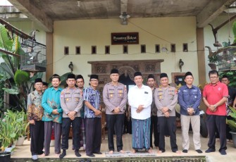 Polres Malang terus mengintensifkan Forum Jumat Curhat sebagai langkah inisiatif menyerap aspirasi masyarakat. Kali ini, Kapolres Malang AKBP Putu Kholis Aryana memimpin kegiatan tersebut di Pondok Pesantren Rakyat, di Jalan Kopral Suradi 98, Kecamatan Sumberpucung, Kabupaten Malang, pada Jumat (1/3/2024)