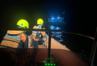 Prajurit Pos TNI Angkatan Laut (Posal) Muara Kubu Lantamal XII Pontianak yang tergabung dalam tim SAR gabungan bersama Basarnas Kayong Utara, Polairud Teluk Batang, Polairud Muara Kubu, dan Kesatuan Penjagaan Laut dan Pantai (KPLP) Muara Kubu berhasil mengevakuasi delapan orang pemancing yang terdampar akibat mesin perahu mati di Perairan Padang Tikar, Kabupaten Kubu Raya, Pontianak, Kalimantan Barat, Senin (01/01)