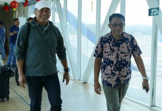 Danlanudal TPl (kanan) saat sambut Kedatangan Tim Wasrik Itjenal di Bandara RHF, Tanjungpinang, Minggu (11/02/2024).