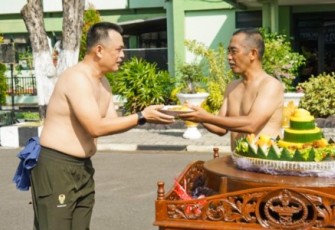 Danrem 084/BJ Potong Tumpeng Warnai Olahraga Bersama Anggota
