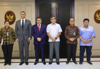 Menteri Ketenagakerjaan Yassierli foto bersama saat menerima kunjungan kehormatan Duta Besar Kerajaan Hasyimiyah Yordania untuk Indonesia Sudqi Atallah Abdel Qader Al Omoush di kantor Kemnaker, Jakarta, Jumat (20/12/2024).