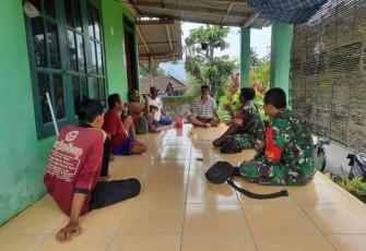 Babinsa Koramil 0801/01 Pacitan Komsos Dengan Warga