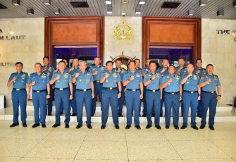Sebanyak 17 Perwira TNI Angkatan Laut (TNI AL) yang merupakan calon peserta Program Pendidikan Reguler Angkatan (PPRA) Lemhannas RI LXVI TA 2024 melaksanakan kunjungan kepada  Kepala Staf Angkatan Laut (Kasal) Laksamana TNI Dr. Muhammad Ali di Gedung Utama Mabesal, Cilangkap, Jakarta Timur, Kamis (25/01)
