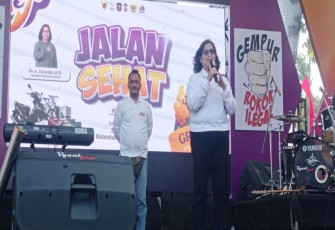 PJ Walikota Zanariah didampingi Kepala Satpol PP Kota Kediri Samsul Bahri saat memberikan sambutan acara jalan sehat harmoni.