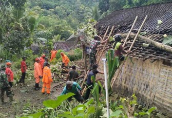 Koramil 0806-01 Trenggalek dan BPDB Bersatu Hadapi Teriakan Hujan dan Jeritan Angin