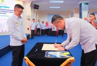  Penjabat (Pj.) Wali Kota Tanjungpinang, Hasan, S.Sos menyerahkan Dokumen Pelaksanaan Anggaran Satuan Kerja Perangkat Daerah (DPA-SKPD) APBD Tahun 2024 kepada Kepala Perangkat Daerah di lingkungan Pemerintah Kota Tanjungpinang. Penyerahan dilaksanakan di uula Sultan Sulaiman Badrul Alamsyah, Kantor Wali Kota, Rabu (10/01)