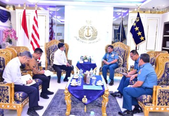 Kasal Terima Kunjungan PT Dirgantara Indonesia di Cilangkap 